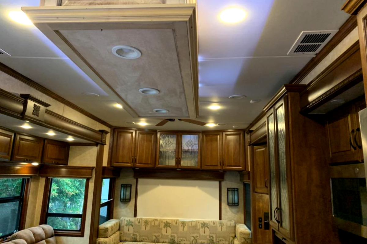 2014 DRV Mobile Suites Estates 38 RSB3, 10
