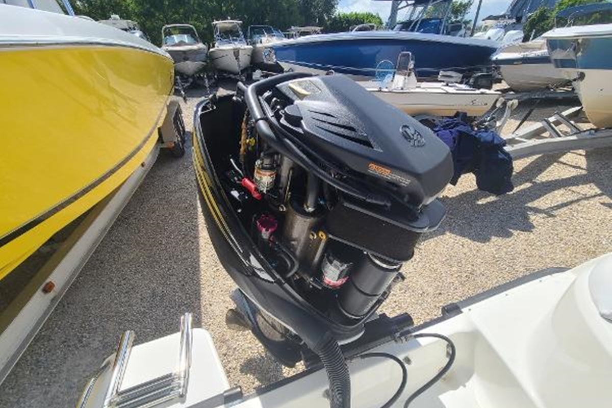 2005 Boston Whaler 210 Outrage, 18