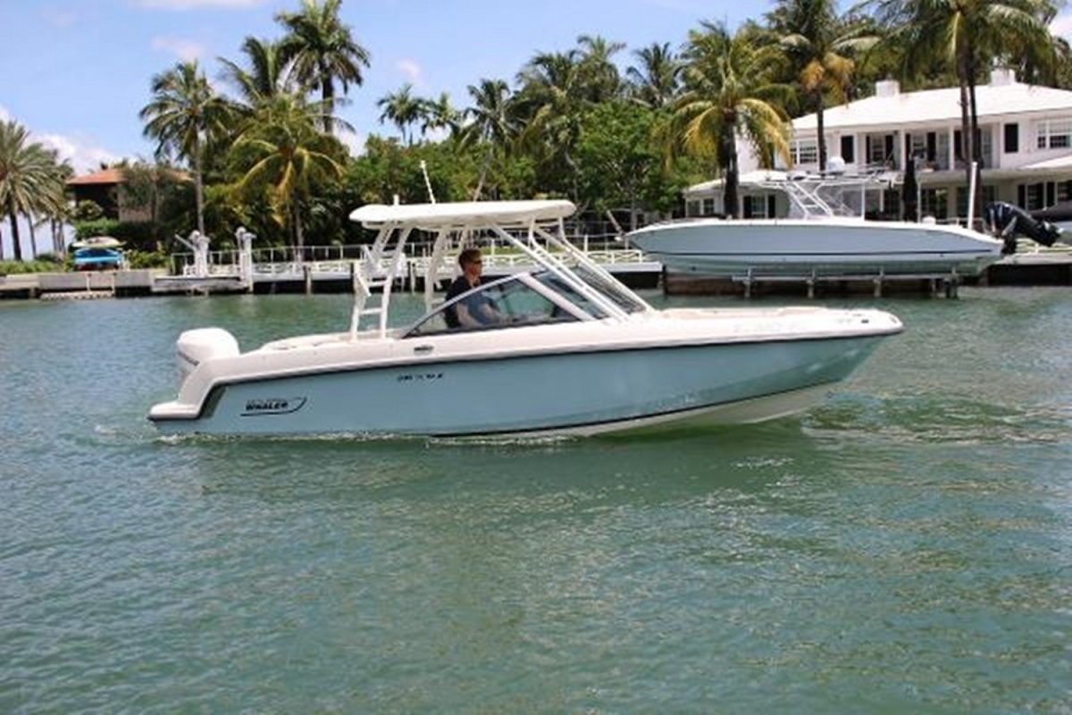 2016 Boston Whaler 230 Vantage, 2