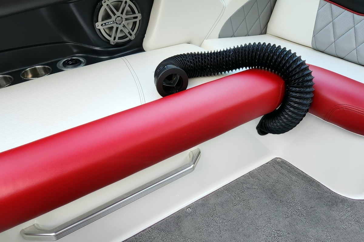 2015 MasterCraft X2 With Gen2 Surf System, 23