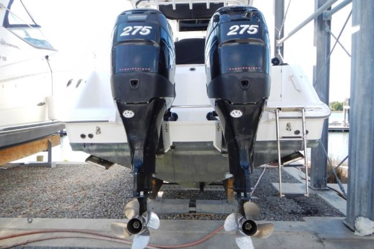 2006 Boston Whaler 320 Outrage Cuddy Cabin, 6