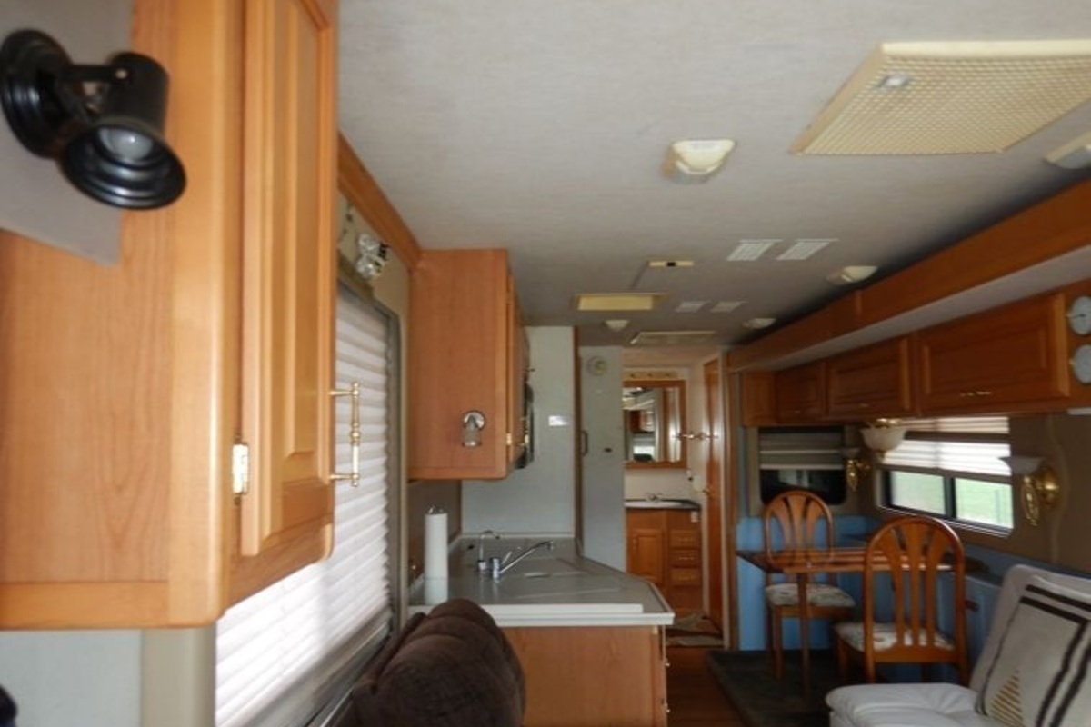 2000 Freightliner Fleetwood Discovery RV, 5