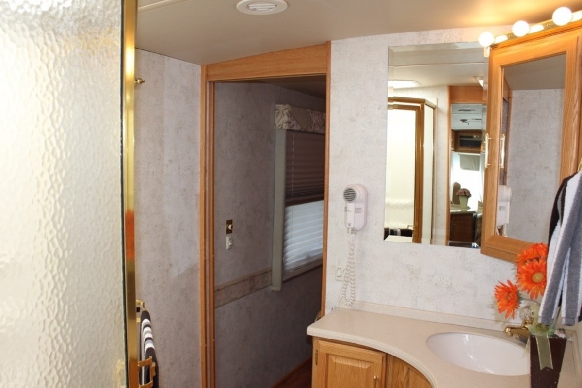 2005 Winnebago Journey 36G, 16