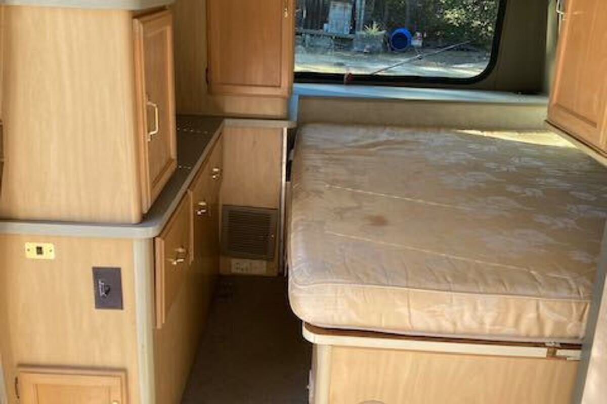 1998 Winnebago Rialta 22RC, 1
