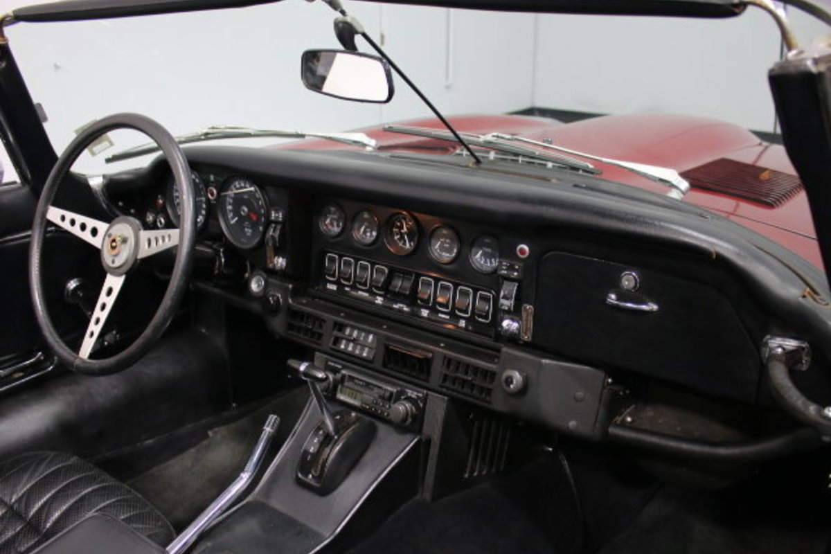 1974 Jaguar XKE, 32