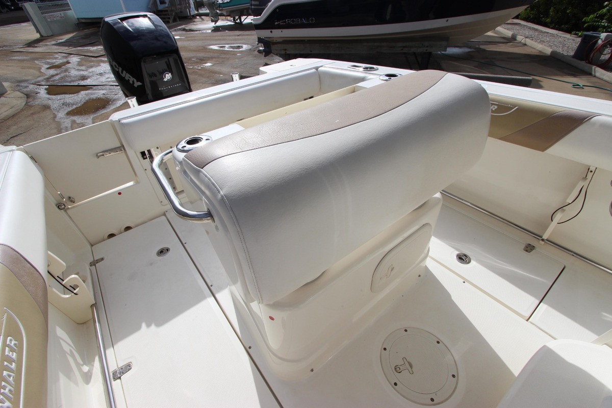 2011 Boston Whaler 220 Outrage, 12