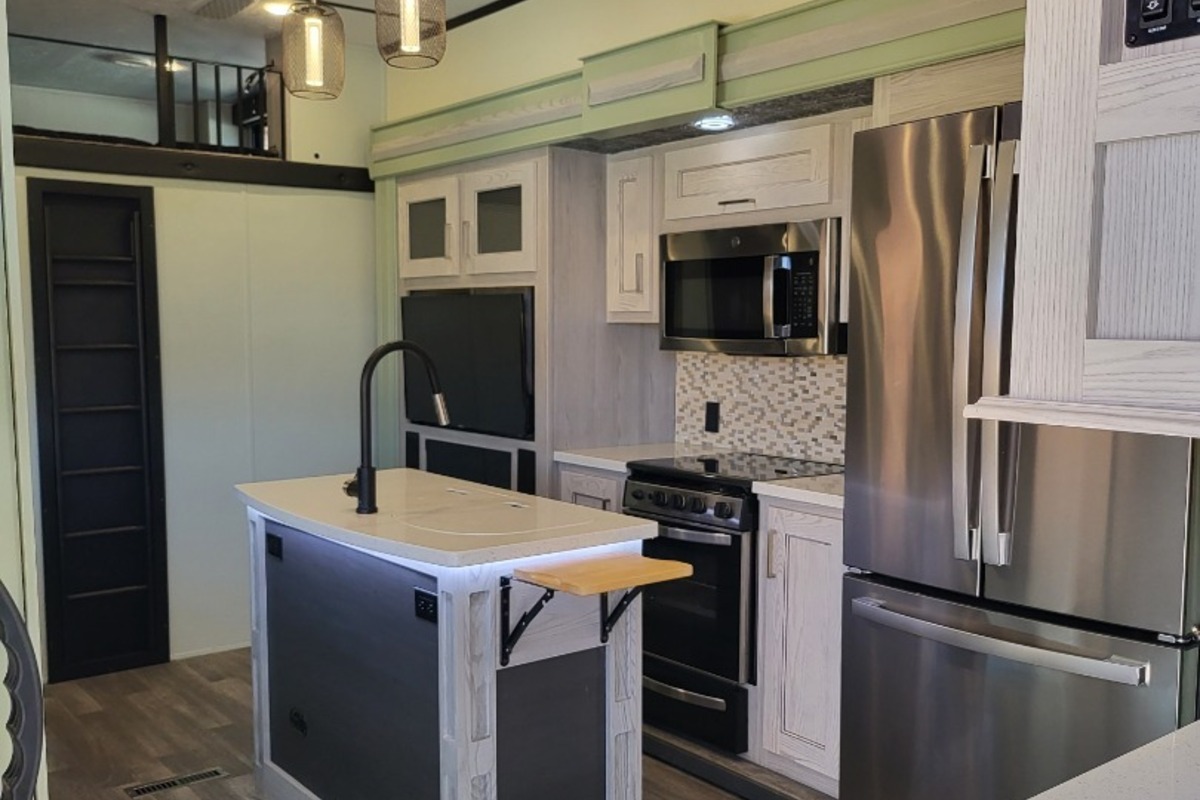 2021 Keystone Montana High Country 335BH 2 Bathrooms 2 A/C's Auto Level, 7