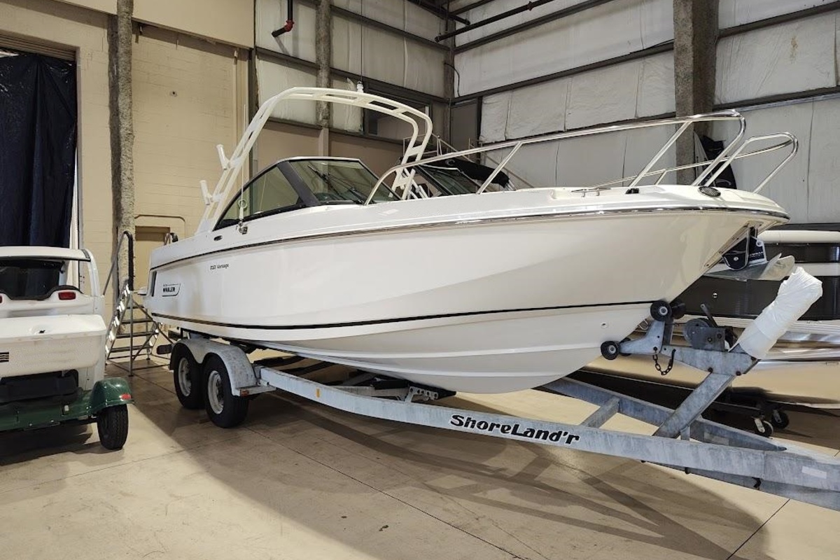 2017 Boston Whaler 230 Vantage, 2