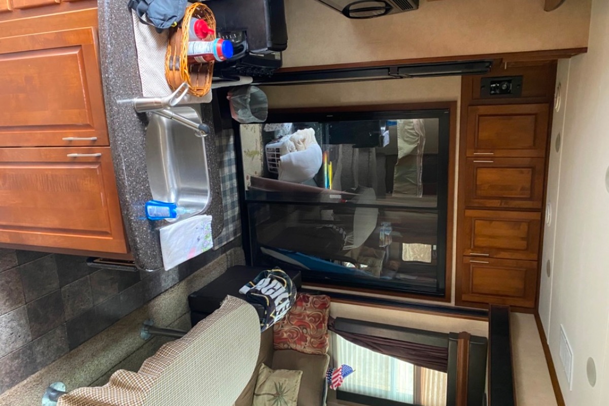 2011 Dutchman Voltage Toy hauler, 6