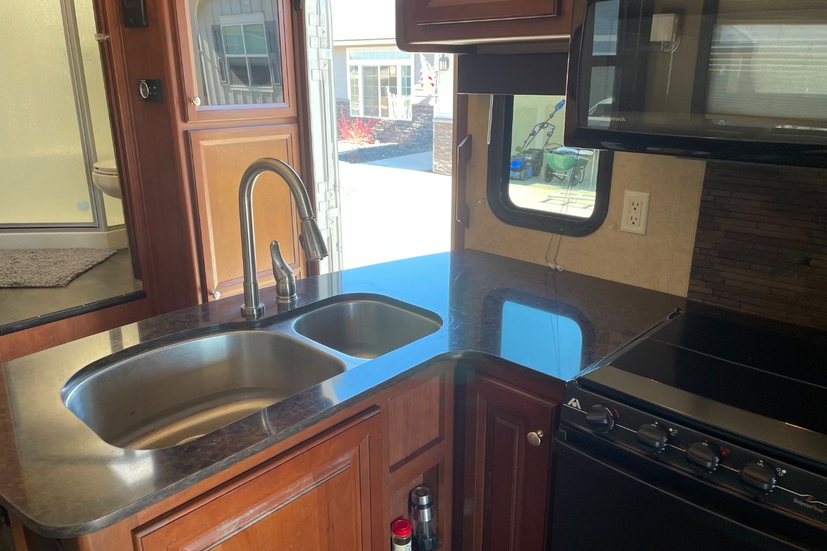 2014 Dutchmen Voltage 3200, 22