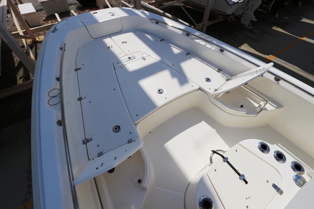 2015 Boston Whaler 240 Dauntless, 32