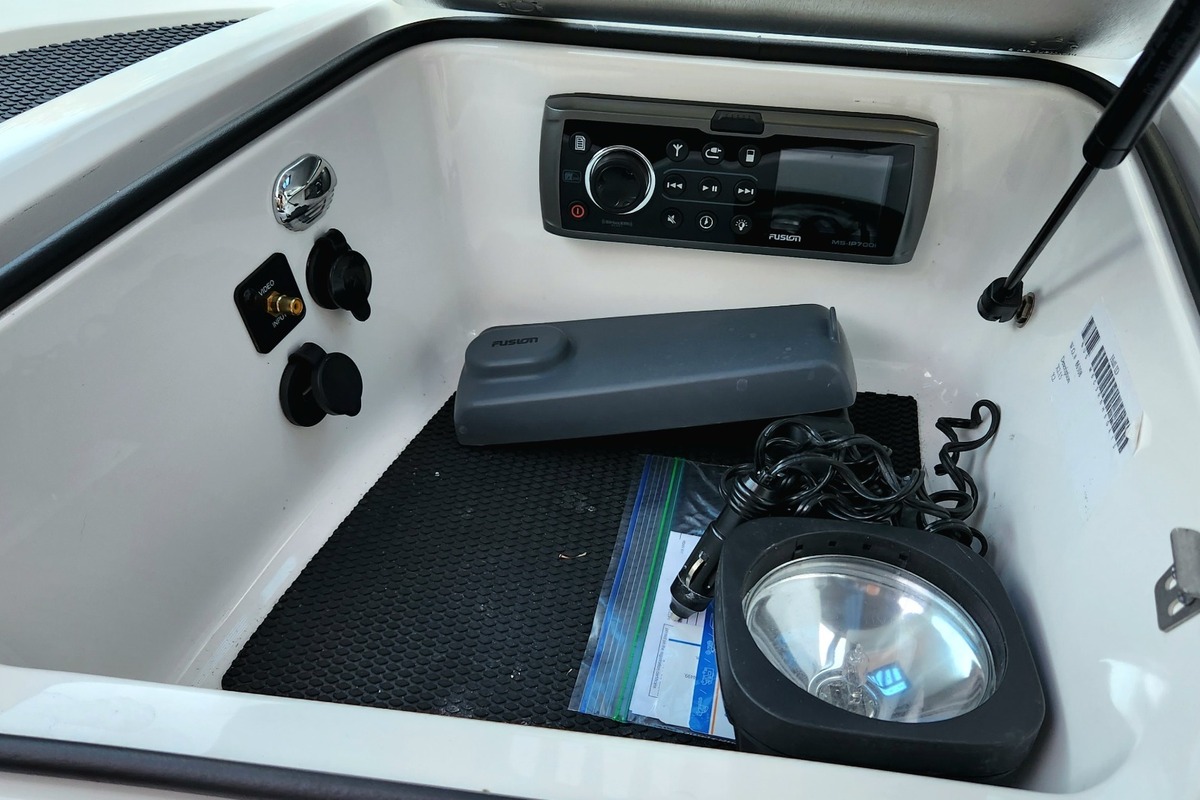 2015 MasterCraft X2 With Gen2 Surf System, 17