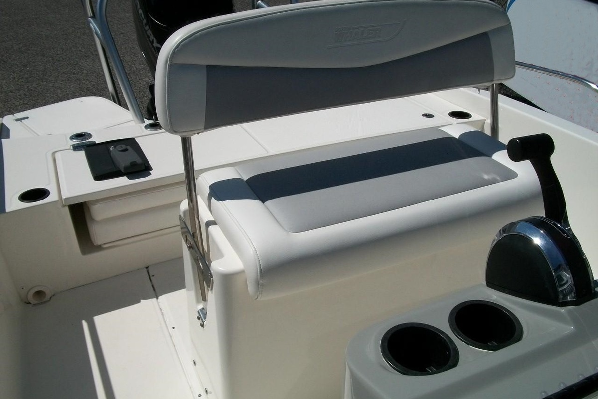 2014 Boston Whaler 210 Dauntless, 20