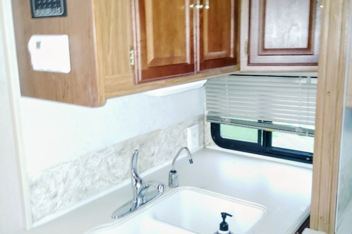 2005 Winnebago Minnie Winnie WF430V, 1