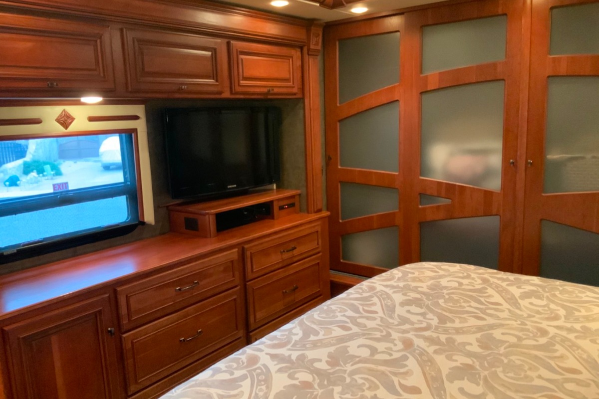 2013 Winnebago Tour 42GD, 10
