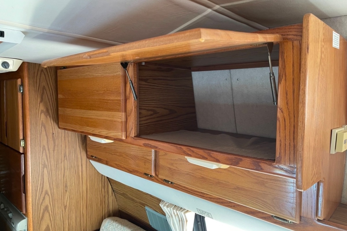 1996 Ford Airstream B190 Blue, 0