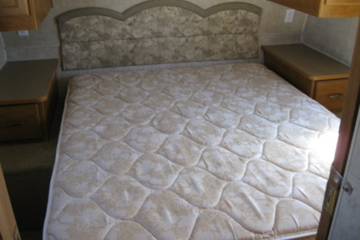 2006 Fleetwood Prowler, 6