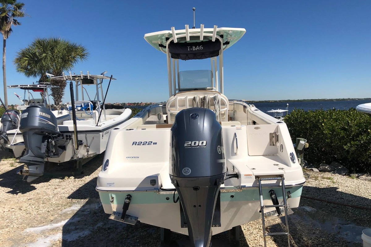 2017 Robalo R222 Center Console, 2