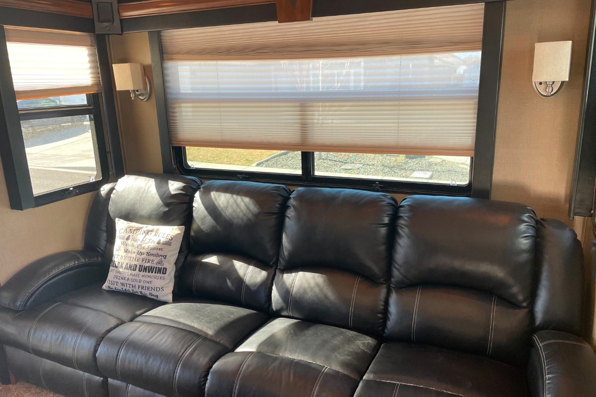 2014 Dutchmen Voltage 3200, 23