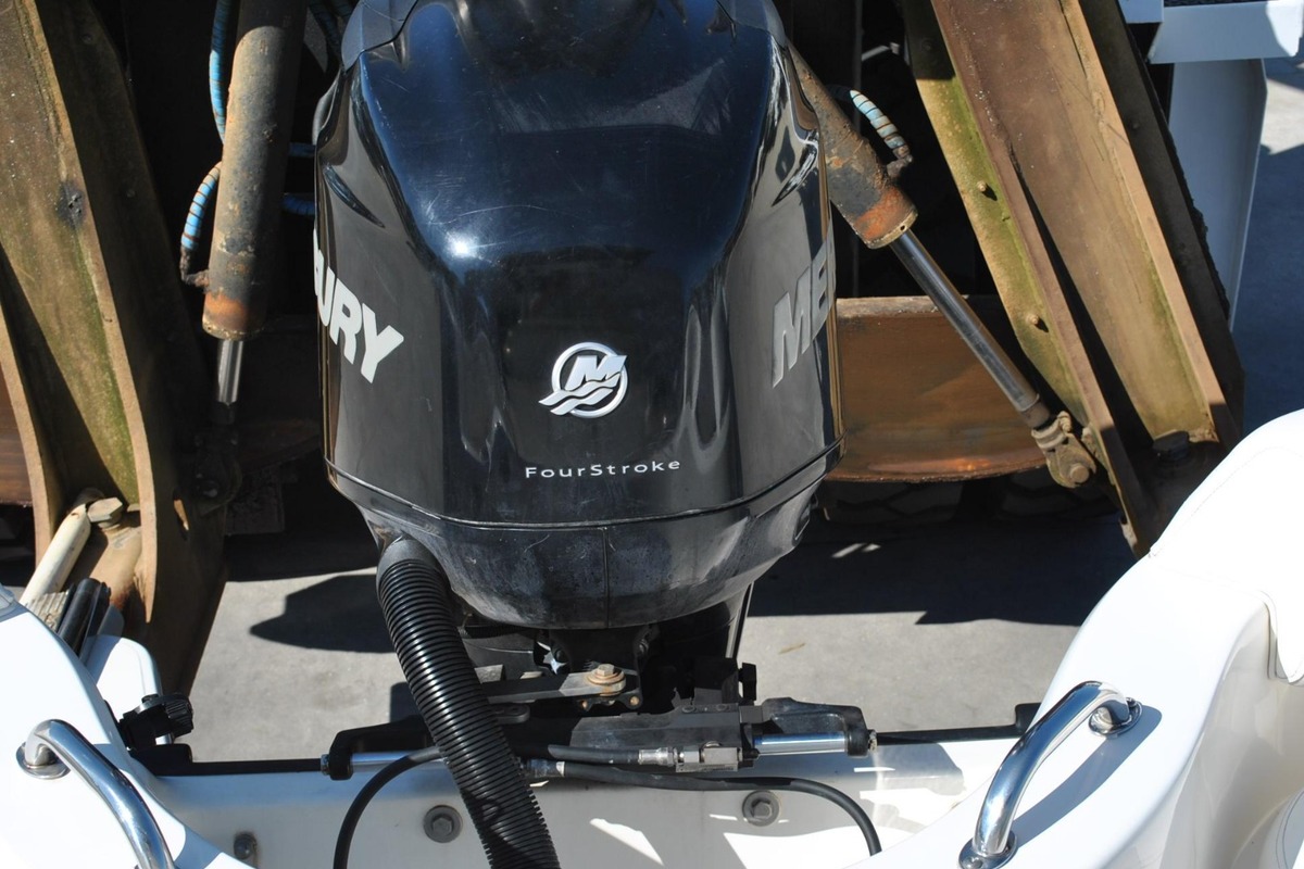2008 Boston Whaler 210 Outrage, 12