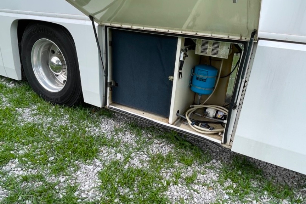 1996 Foretravel U320, 23
