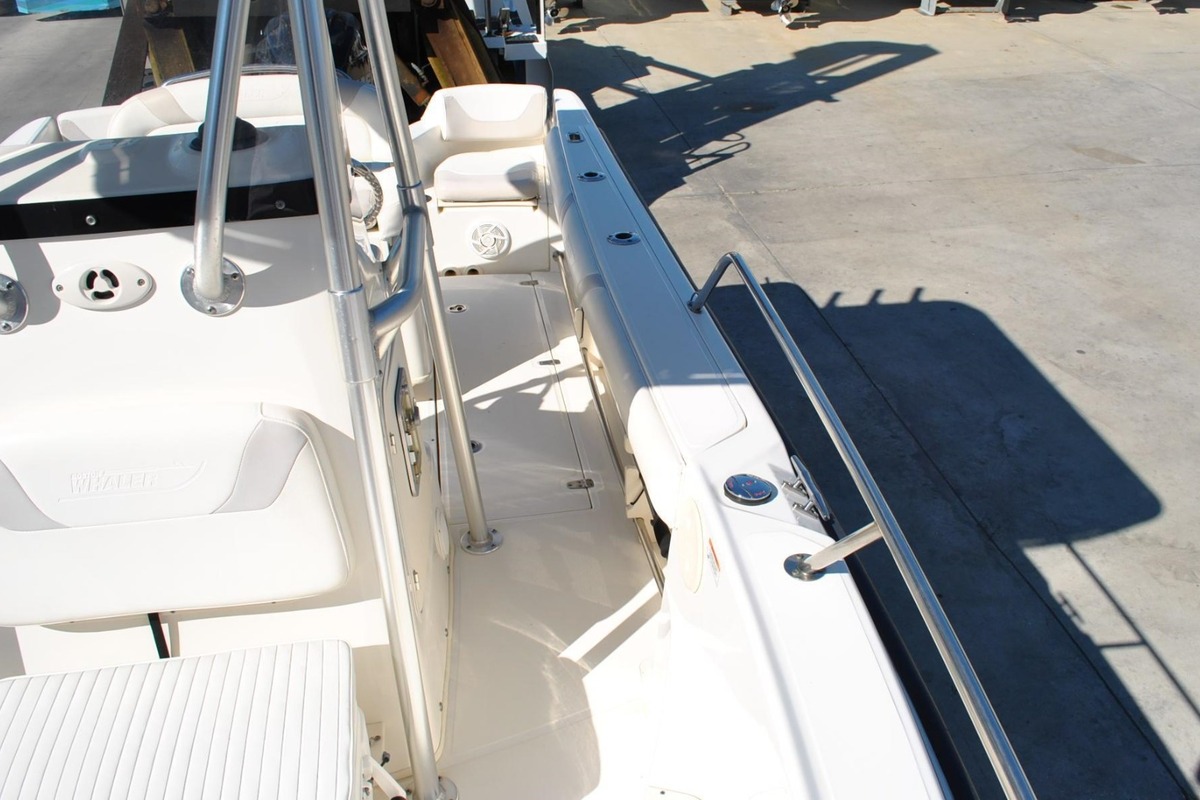 2008 Boston Whaler 210 Outrage, 8