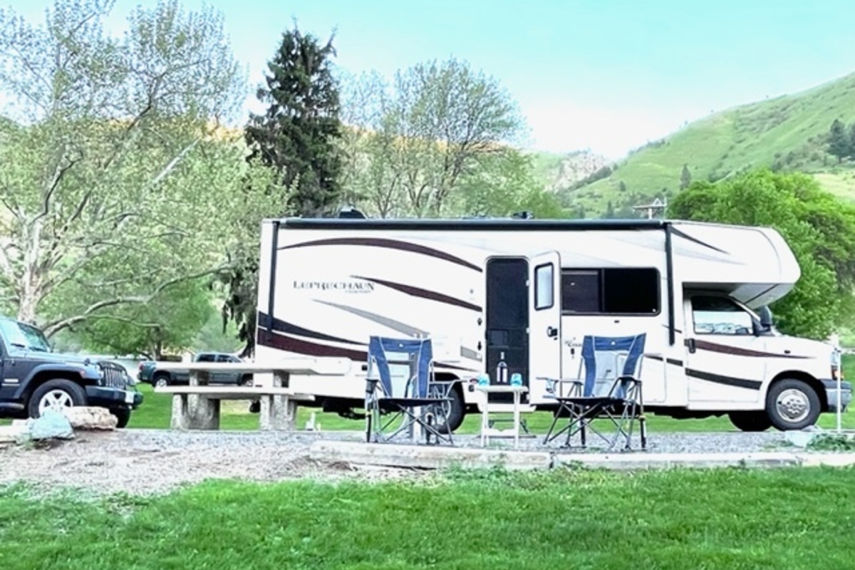 2018 Coachman Leprechaun 260DS, 3