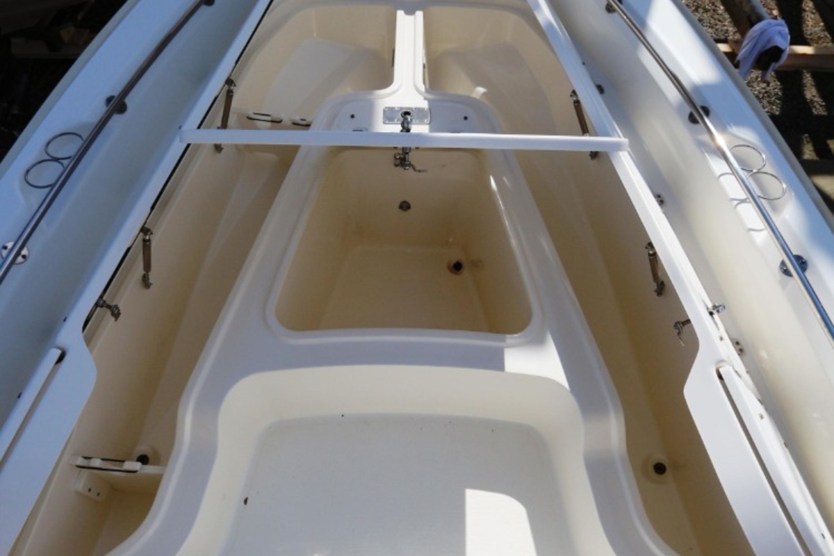 2015 Boston Whaler 240 Dauntless, 31
