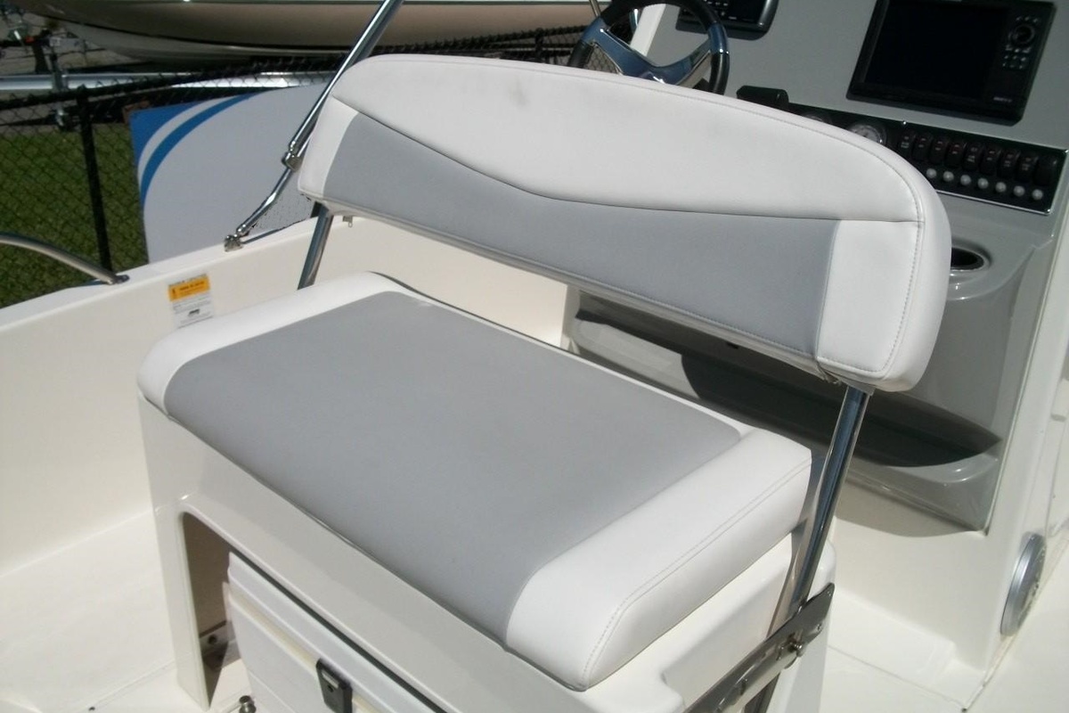 2014 Boston Whaler 210 Dauntless, 19