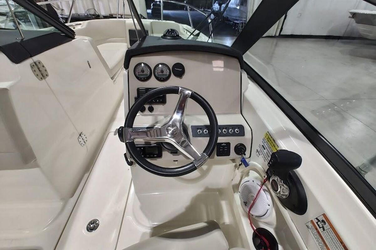 2017 Boston Whaler 230 Vantage, 15