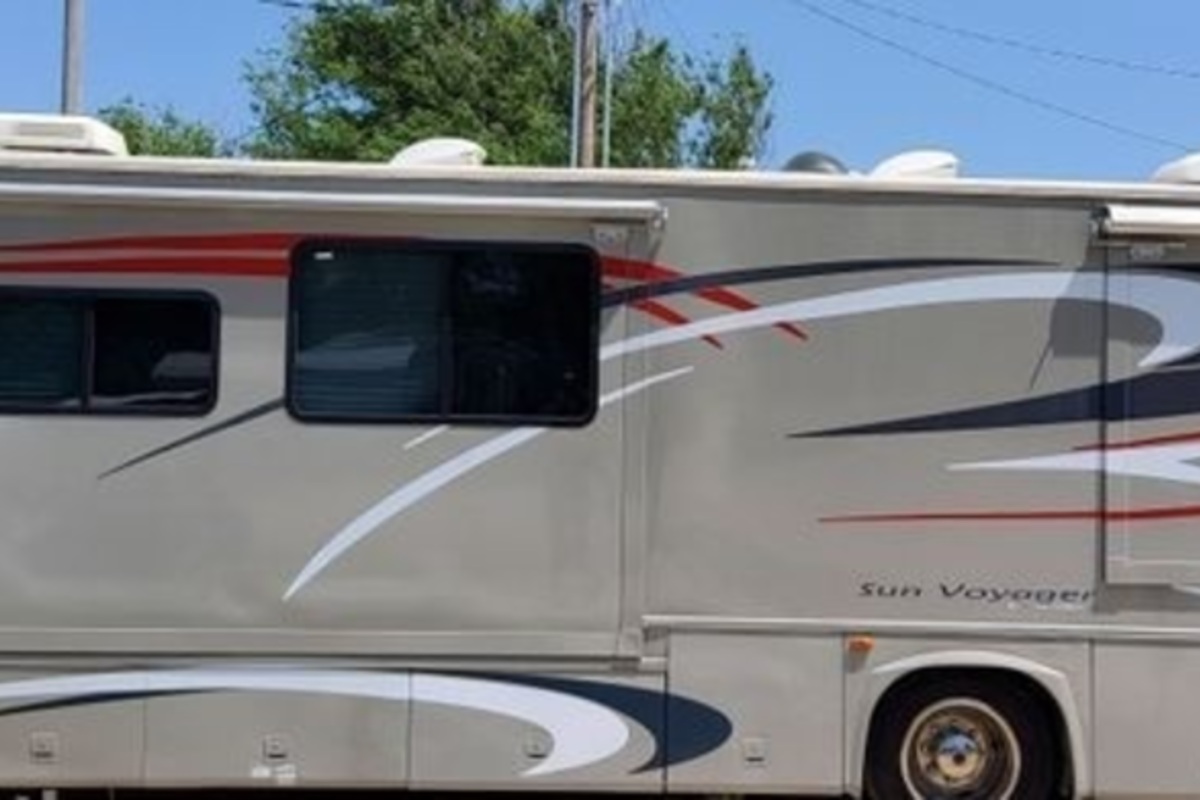 2004 Gulf Stream Sun Voyager 8378MXG RV, 3