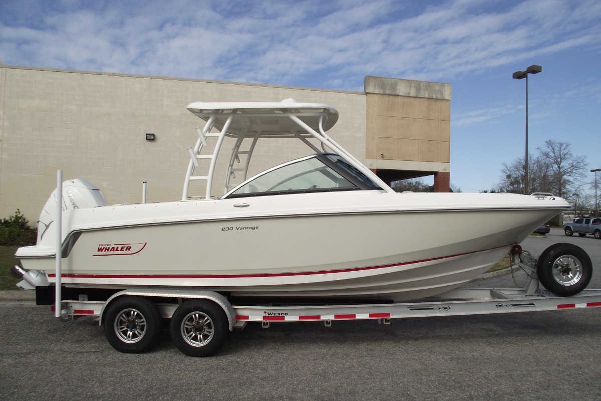 2017 Boston Whaler 230 Vantage, 1
