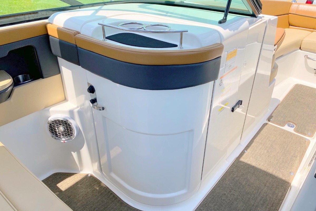 2015 Sea Ray 240 Sundeck, 11