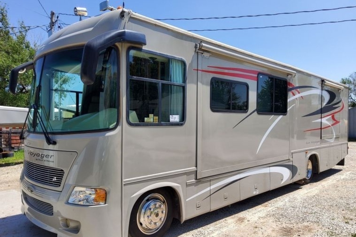 2004 Gulf Stream Sun Voyager 8378MXG RV, 1