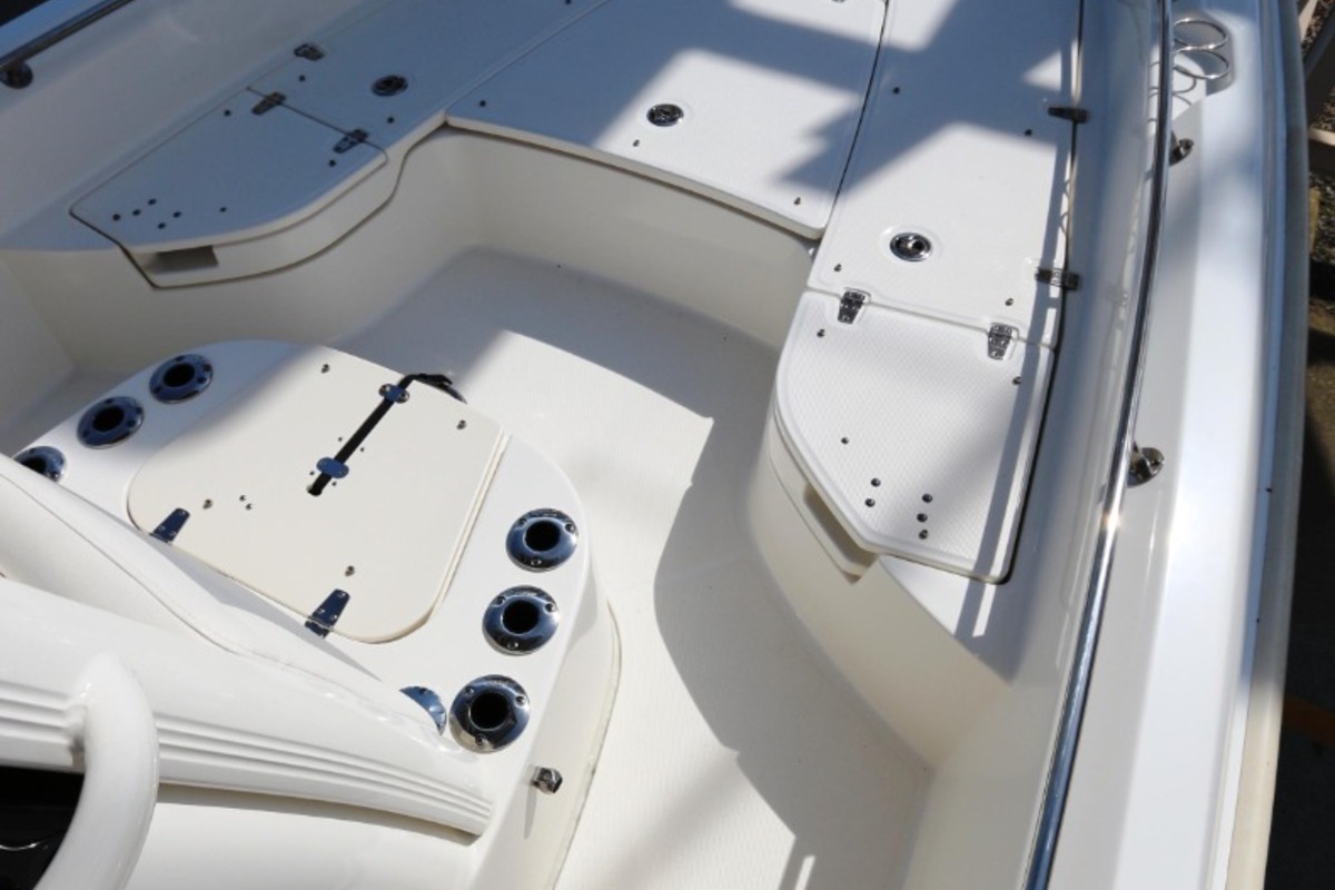 2015 Boston Whaler 240 Dauntless, 27