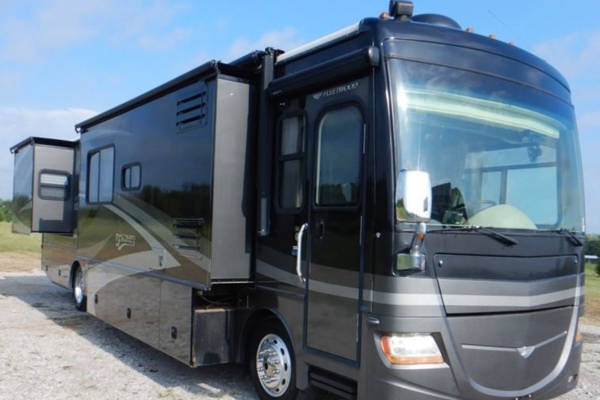 2008 Fleetwood Discovery RV, 2