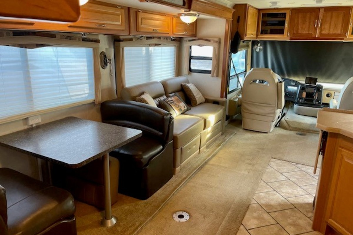 2008 National RV Dolphin DL35C, 4