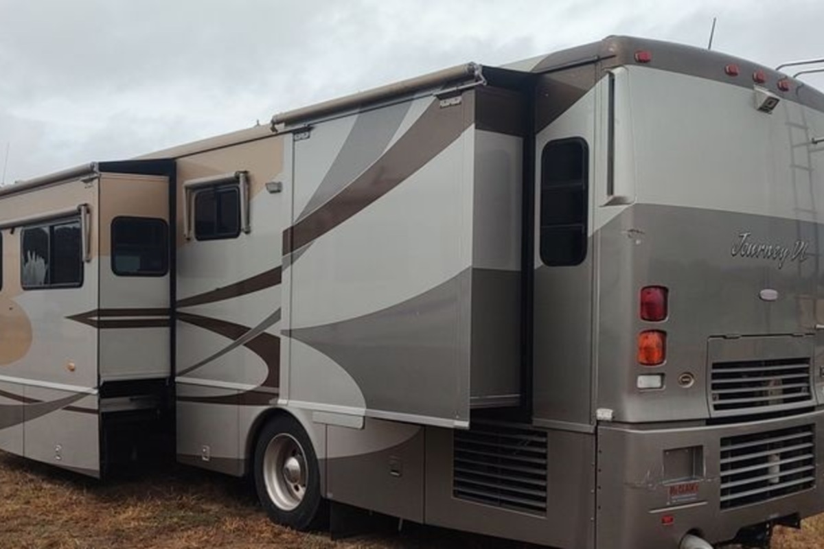 2003 Winnebago Journey DL RV, 2