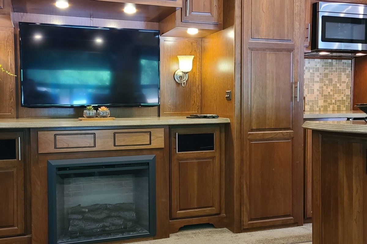 2015 Dynamax Trilogy 38WT Low Miles and 2 yr warranty, 10