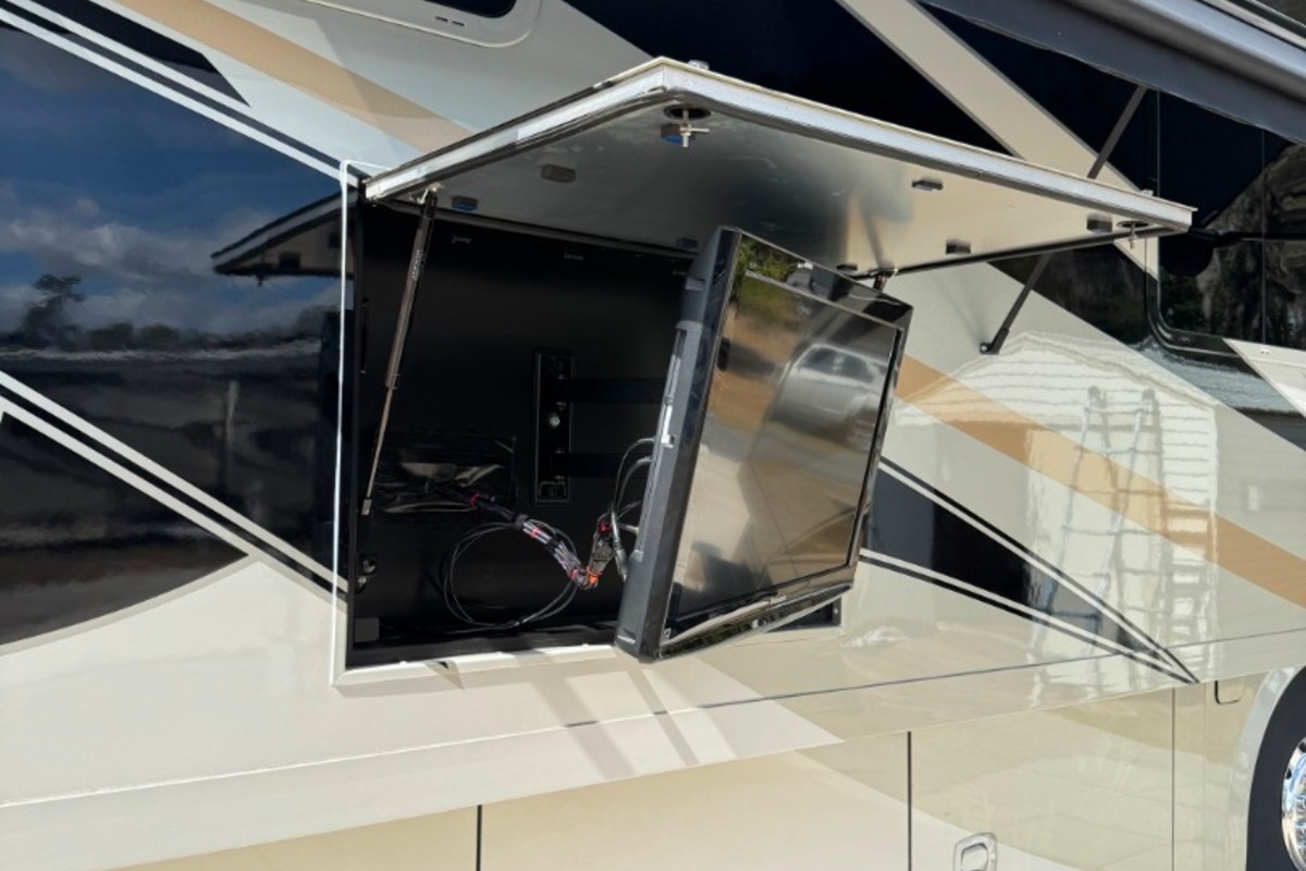 2011 Tiffin Zephyr 45QBZ, 9
