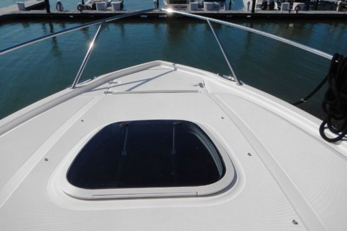 2006 Boston Whaler 320 Outrage Cuddy Cabin, 19