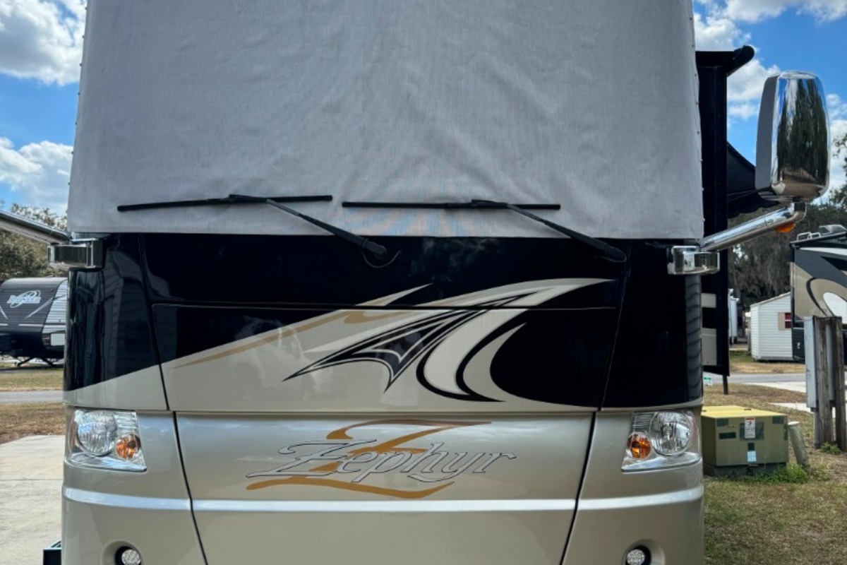2011 Tiffin Zephyr 45QBZ, 2