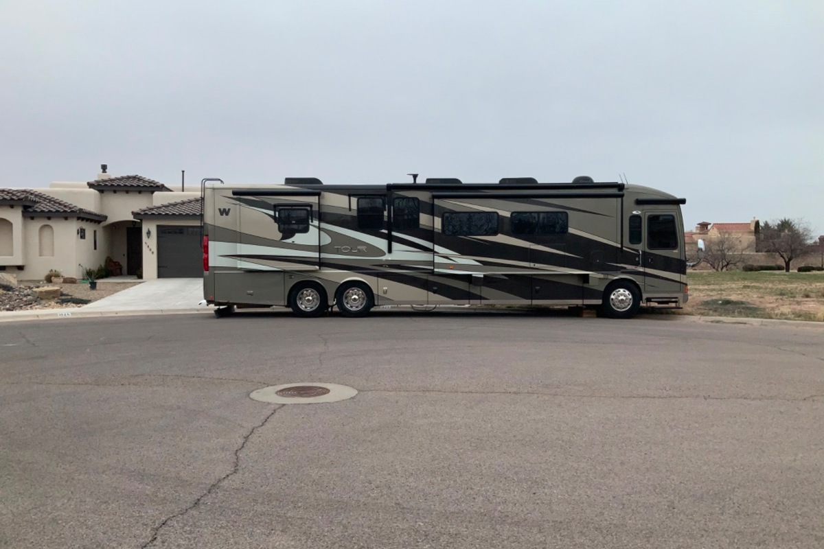 2013 Winnebago Tour 42GD, 18