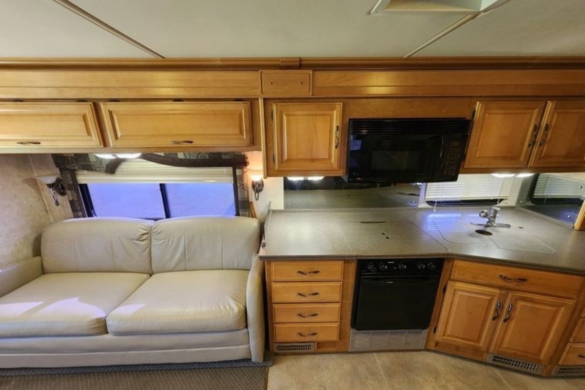 2004 Fleetwood RV, 4