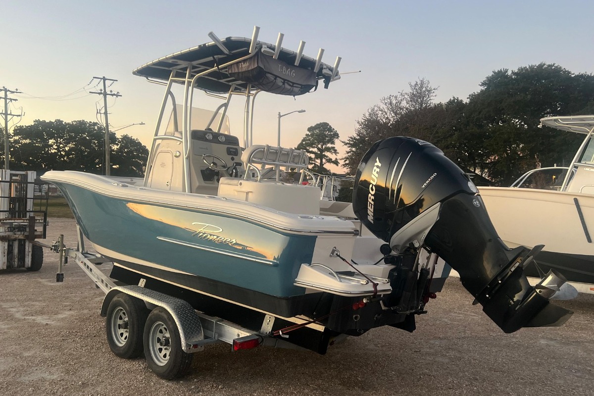 2016 Pioneer 222 Sportfish, 1