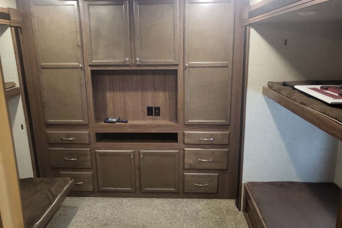 2016 Hartland Oakmont 375QB Quad Bunkhouse, 17