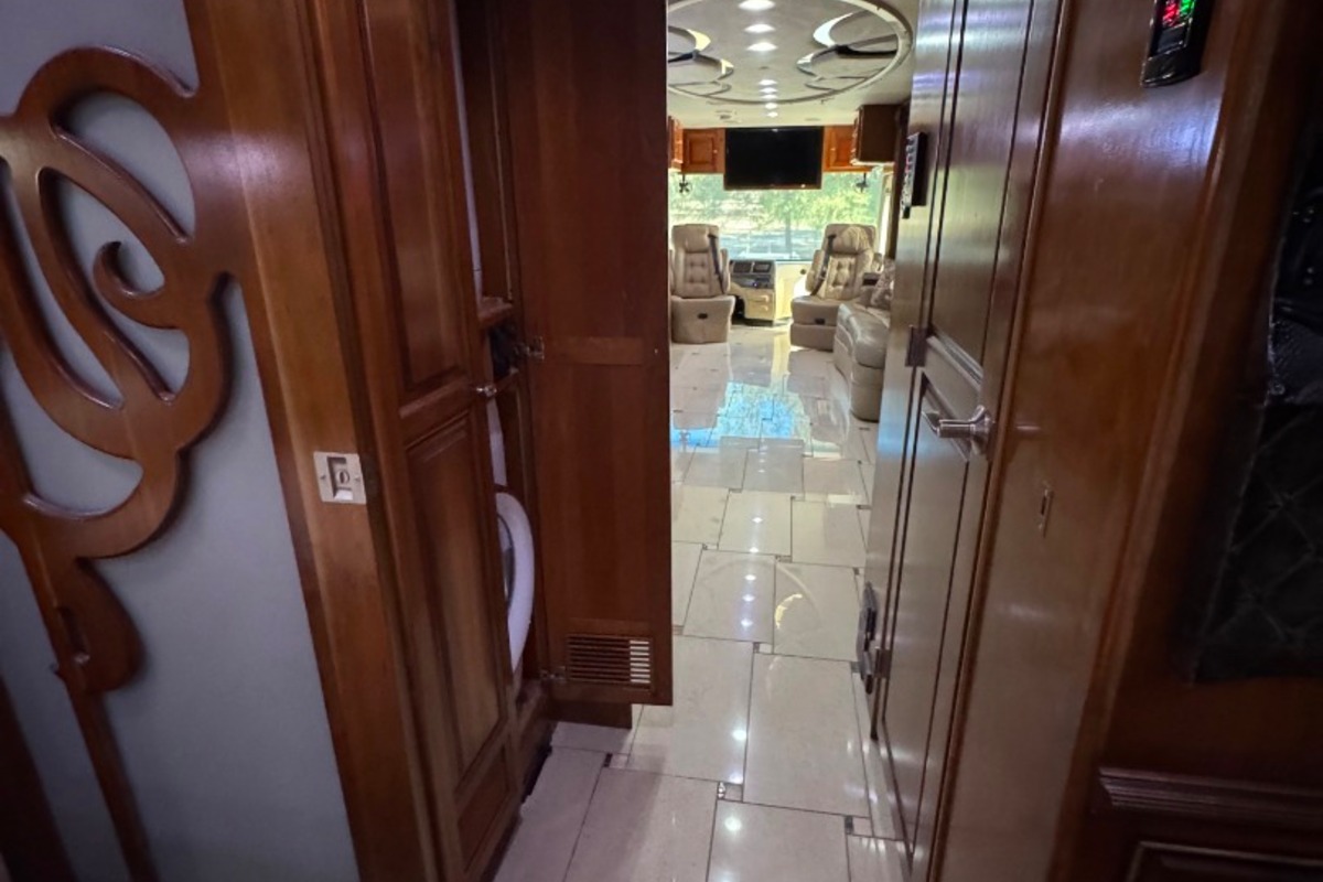 2011 Tiffin Zephyr 45QBZ, 21