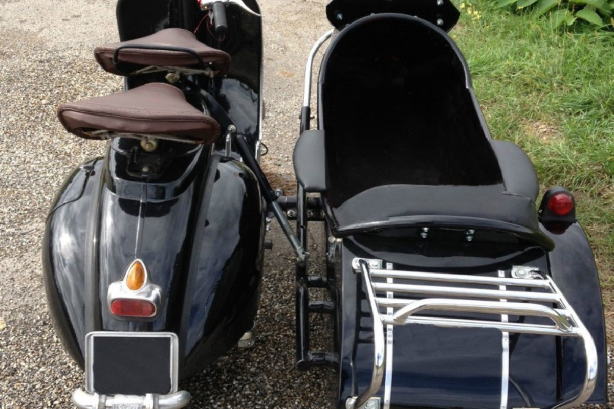 1964 VESPA WITH SIDE CAR, 2