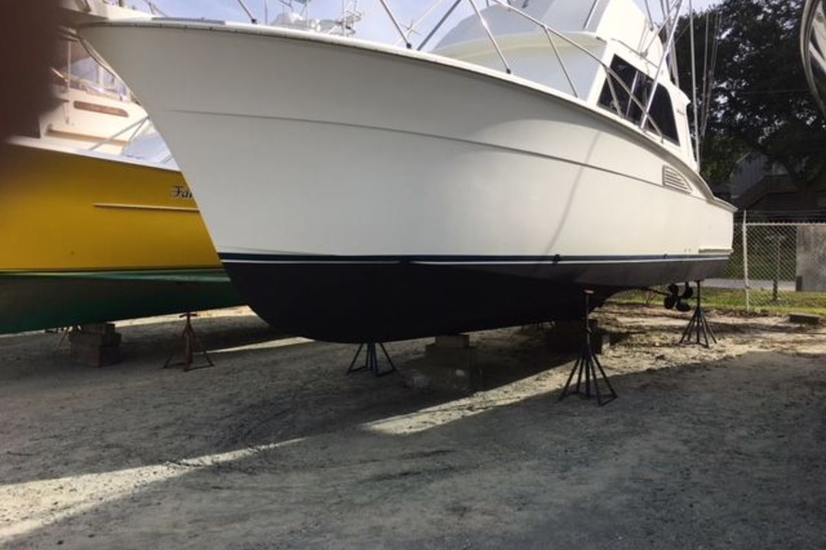 1970 Hatteras 36 Convertible in Morehead City, NC
