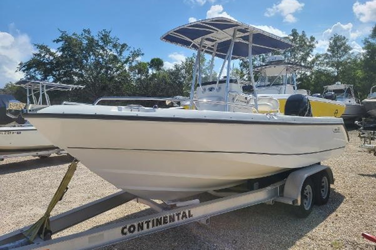 2005 Boston Whaler 210 Outrage, 1